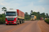 Fila de caminhões em estrada empoeirada, alusivo ao reajuste da tabela do frete rodoviário