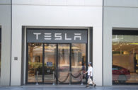 Fachada de concessionária da Tesla, cujas ações estão caindo