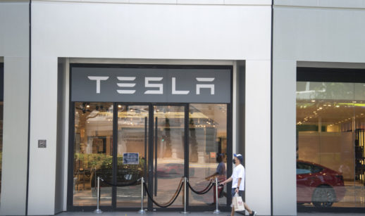 Fachada de concessionária da Tesla, cujas ações estão caindo