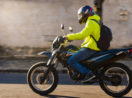 Motociclista com jaqueta amarela e capacete andando em motocicleta, alusivo às vendas de motos em maio que cresceram