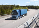 Um dos caminhões da Volvo movidos a hidrogênio, na cor azul, andando em pista de teste