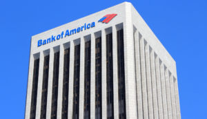 Perspectiva de baixo para cima de prédio do Bank of America, com destaque para o logo no topo