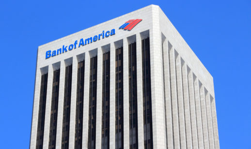 Perspectiva de baixo para cima de prédio do Bank of America, com destaque para o logo no topo