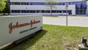 Fachada de complexo da Johnson & Johnson no Canadá, com destaque para o logo vermelho da empresa em placa de concreto