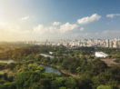 Aérea do Parque Ibirapuera, em São Paulo, com árvores e prédios em destaque, alusivo à carteira ESG