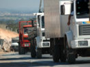 Fila de caminhões em rodovia no Brasil, alusivo ao reajuste do frete rodoviário