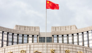 Fachada do PBoC, o banco central da China, que define os juros, com bandeira do país ao centro