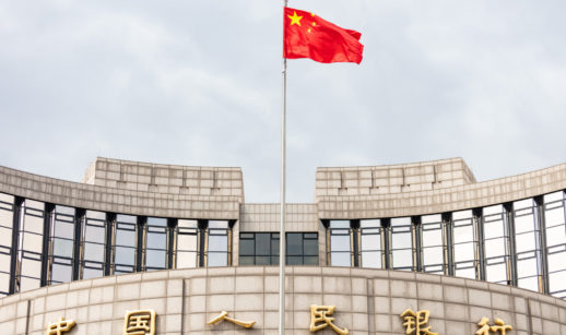 Fachada do PBoC, o banco central da China, que define os juros, com bandeira do país ao centro
