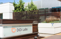 Fachada de escritório da Didi Global, nos EUA, com destaque para o logo Didi Labs em placa de acrílico