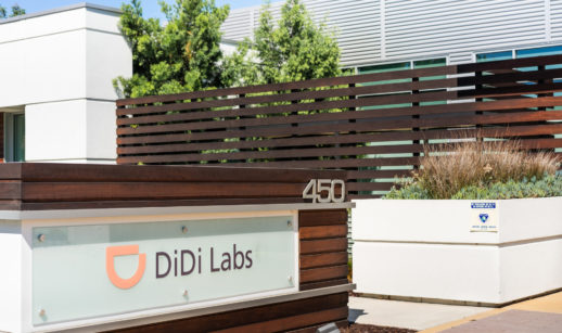 Fachada de escritório da Didi Global, nos EUA, com destaque para o logo Didi Labs em placa de acrílico