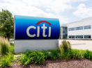 Fachada de escritório do Citigroup, com destaque para logo 'Citi' em branco com fundo azul