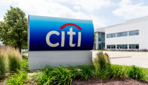 Fachada de escritório do Citigroup, com destaque para logo 'Citi' em branco com fundo azul