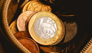 Moedas de 1 real dentro de bolsa, alusivo às moedas comemorativas do banco central