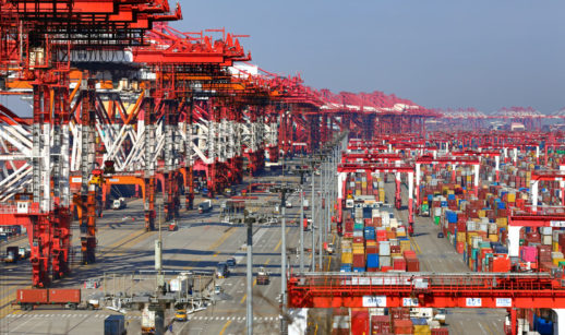 Paisagem do porto de Xangai, na China, com pouco movimento, alusivo á desaceleração do PIB global