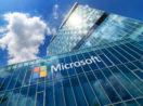 Fachada de vidro de prédio da Microsoft, perspectiva de baixo para cima