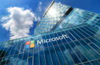 Fachada de vidro de prédio da Microsoft, perspectiva de baixo para cima