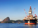 Baía de Guanabara, no Rio de Janeiro, com plataforma de petróleo ancorada, alusivo à Petrobras, que tem recomendação para investir na semana