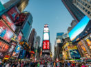 Perspectiva de baixo para cima da prédios na Times Square, em Nova York, nos Estados Unidos, onde a inflação só sobe