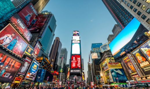 Perspectiva de baixo para cima da prédios na Times Square, em Nova York, nos Estados Unidos, onde a inflação só sobe