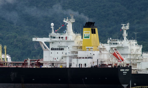 Navio de carregamento da produção da Petrobras