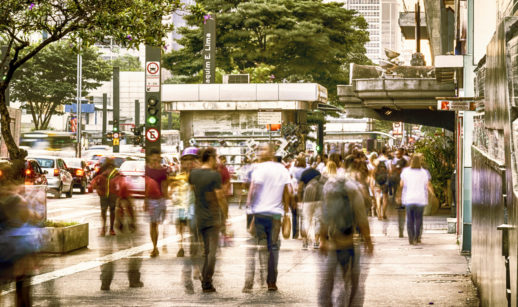 Pessoas em movimento andando pela Avenida Paulista, em São Paulo, alusivo ao emprego