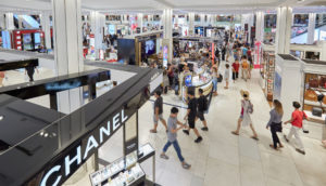 Perspectiva de cima para baixo de loja em shopping nos Estados Unidos, com destaque à esquerda para logo da Chanel, alusivo às vendas no varejo
