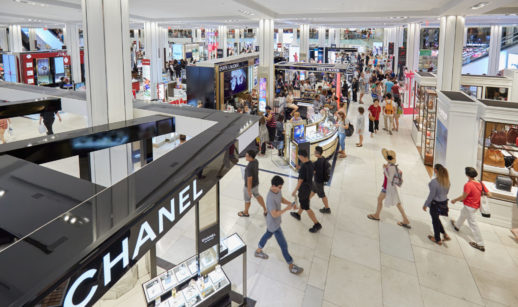 Perspectiva de cima para baixo de loja em shopping nos Estados Unidos, com destaque à esquerda para logo da Chanel, alusivo às vendas no varejo