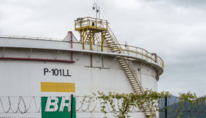 Tanque branco de uma das refinaria da Petrobras com destaque pro logo