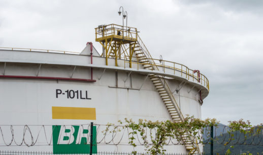 Tanque branco de uma das refinaria da Petrobras com destaque pro logo