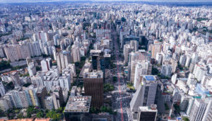 Aérea da Avenida Paulista, em São Paulo, com paisagem cheia de prédios, alusivo ao patrimônio dos fundos imobiliários