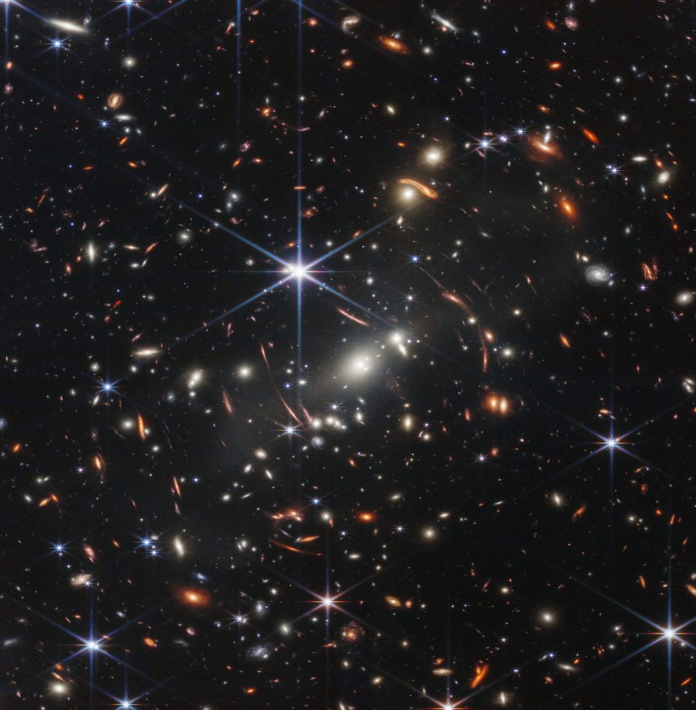 Aglomerado de galáxias conhecido como SMACS 0723, a primeira das fotos tiradas pelo James Webb e reveladas pela Nasa | Foto: Nasa/ESA