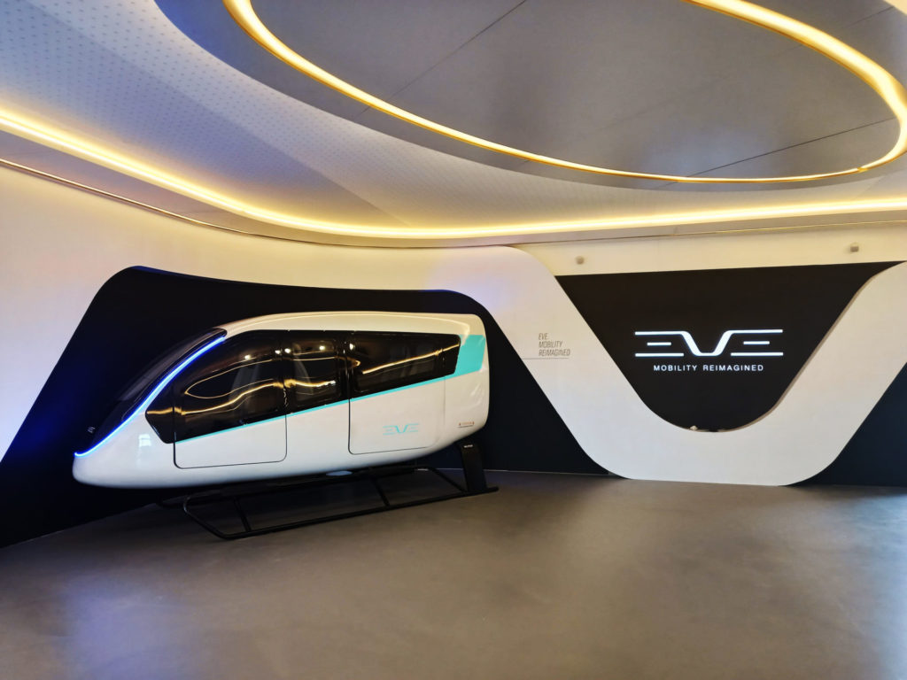 Exposição da cabine do eVTOL (carro voador) da Eve | Foto: Divulgação