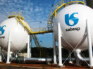 Dois tanques de tratamento de água da Sabesp (SBSP3), com céu azul e nuvens acima
