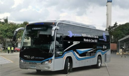 Um dos ônibus elétricos da TEVX Higer, estacionado em pátio com céu nublado
