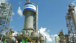 Perspectiva de baixo para cima de fábrica da Unigel, que construirá planta de produção de hidrogênio