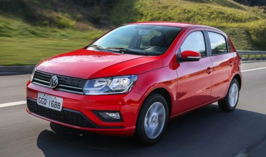 Volkswagen Gol na cor vermelha, em movimento, alusivo à liderança dos carros mais vendidos do Brasil em junho