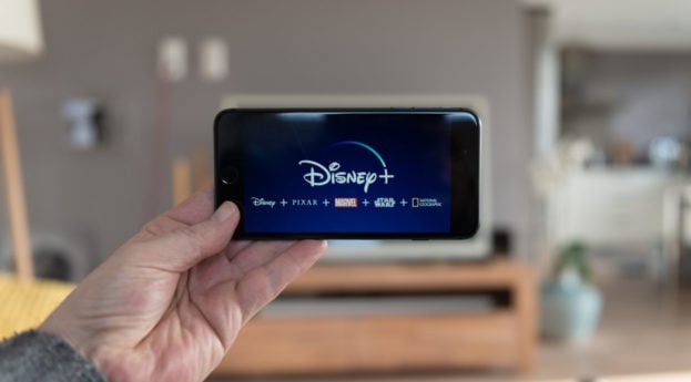 Tela de celular com o Disney+, plataforma de streaming da Disney
