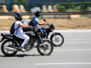 Duas motos com motociclistas em cima, em movimento, alusivo ao aumento da produção em julho
