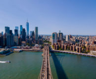 Aérea de Nova York, com destaque para Brooklyn Bridge, alusivo à diversificação internacional em renda variável