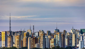 Aérea de São Paulo, com prédios no horizonte, alusivo aos fundos imobiliários que têm se recuperado com a queda da inflação