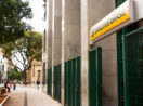 Fachada de agência do Banco do Brasil com árvores à esquerda