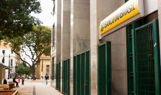 Fachada de agência do Banco do Brasil com árvores à esquerda