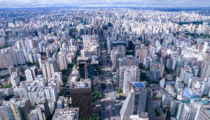 Aérea de São Paulo, onde será ativada a tecnologia 5G, com prédios em destaque durante o dia