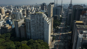 Aérea de prédios em São Paulo na Avenida Paulista em dia ensolarado, alusivo aos fundos imobiliários para investir em agosto
