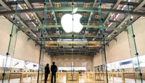 Fachada de vidro da loja da Apple, cujo BDR foi incluído na carteira do Safra, com pé direito muito alto