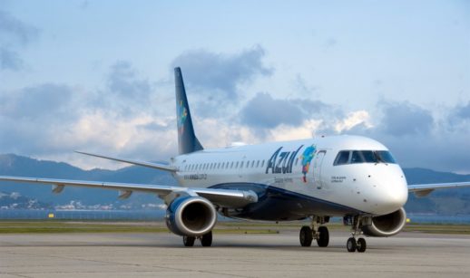 Avião da Azul na cor branca com destaque para o logo da companhia aérea