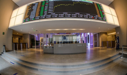 Telão de ações no interior da B3, a bolsa brasileira