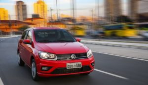 Volkswagen Gol, líder do ranking de carros mais vendidos do Brasil em julho, na cor vermelha, em movimento