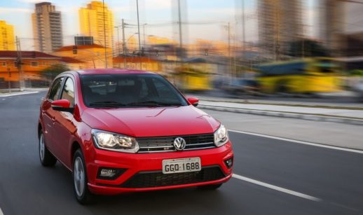 Volkswagen Gol, líder do ranking de carros mais vendidos do Brasil em julho, na cor vermelha, em movimento