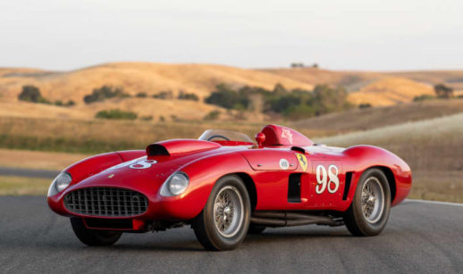 Ferrari 410 Sport Spider de 1955, líder da lista de carros mais caros leiloados em Monterey, nos EUA, na cor vermelha, parado em estrada com vales atrás